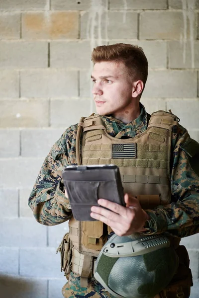 Soldado Usando Computador Tablet Contra Parede Tijolo Velho — Fotografia de Stock