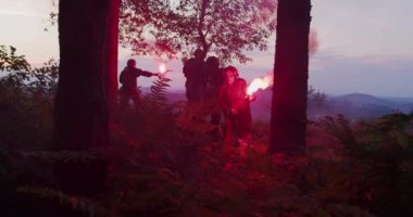 Askerler gece savaşıyor.