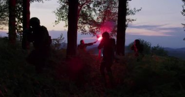 Dağlarda sırt çantalı bir grup genç arkadaş.