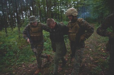 Modern savaş denizcileri, orman baskınında canlı terörist asker yakaladı.