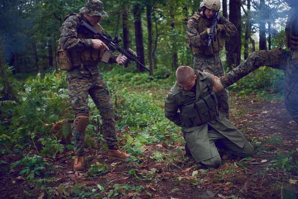 Żołnierze Schwytali Żywego Terrorystę Przesłuchiwali Specjalny Sposób — Zdjęcie stockowe