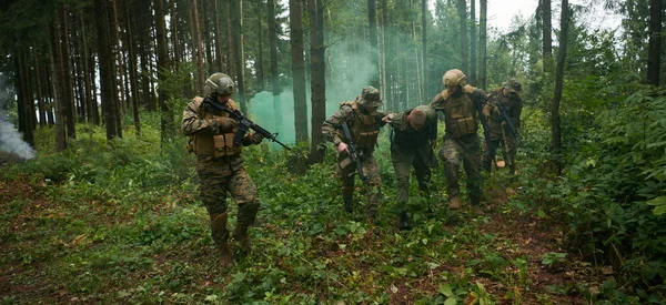 Сучасні Військові Морські Піхотинці Захоплюють Живого Терориста Лісовому Нальоті — стокове фото