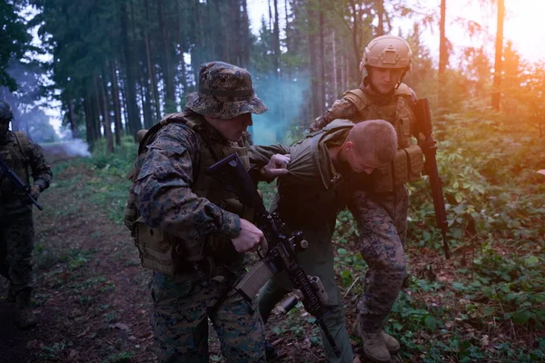 Moderne Kriegsmarineinfanteristen Fassen Lebendigen Terrorsoldaten Bei Waldüberfall — Stockfoto