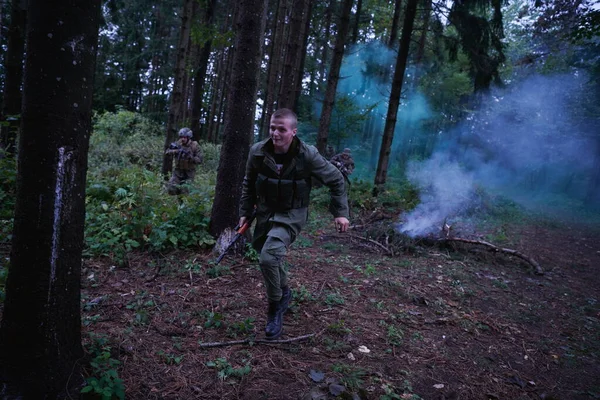 Moderne Oorlogsvoering Mariniers Vangen Levende Terroristische Soldaat Bosaanval — Stockfoto