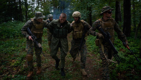 современные морские пехотинцы захватывают живых солдат-террористов во время лесного рейда