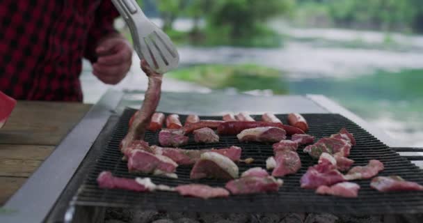 在烧烤烤架上烹调美味食物的人 — 图库视频影像