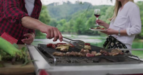 Amis heureux toasting verre de vin rouge pendant le dîner français — Video