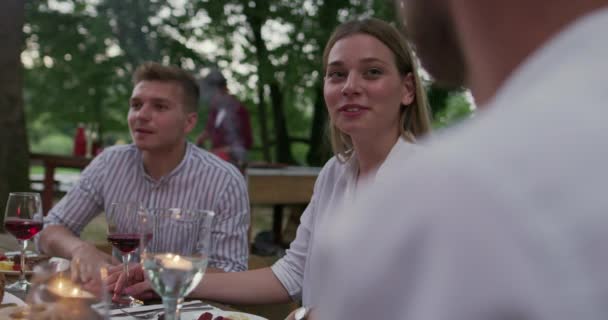 Amigos felices teniendo francés cena fiesta al aire libre — Vídeos de Stock