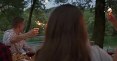 Mutlu arkadaşlar, dışarıda Fransız yemeği partisi veriyorlar.