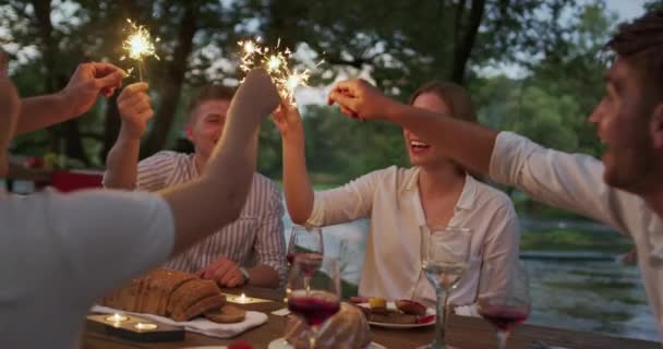 Glada vänner som har fransk middag utomhus — Stockvideo