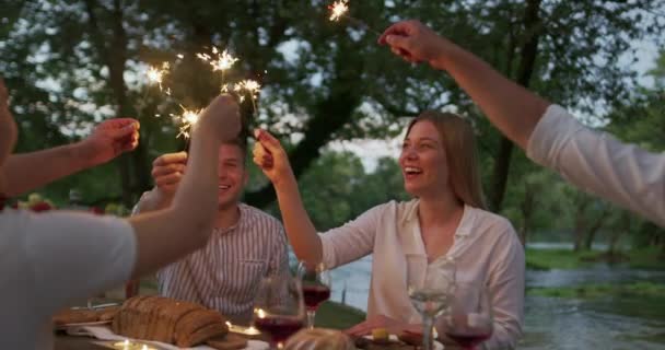 Glada vänner som har fransk middag utomhus — Stockvideo