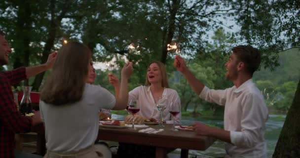 Amigos felices teniendo francés cena fiesta al aire libre — Vídeos de Stock