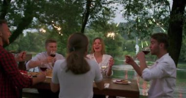 Mutlu arkadaşlar, dışarıda Fransız yemeği partisi veriyorlar.