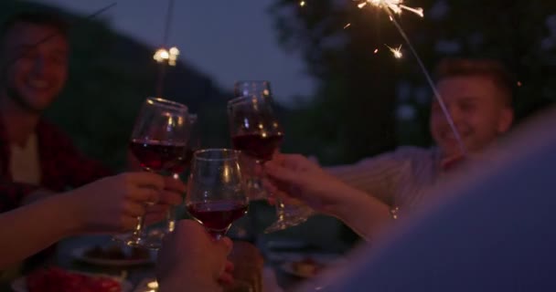 Amigos felizes ter francês jantar festa ao ar livre — Vídeo de Stock