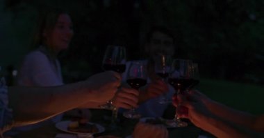 Mutlu arkadaşlar, dışarıda Fransız yemeği partisi veriyorlar.