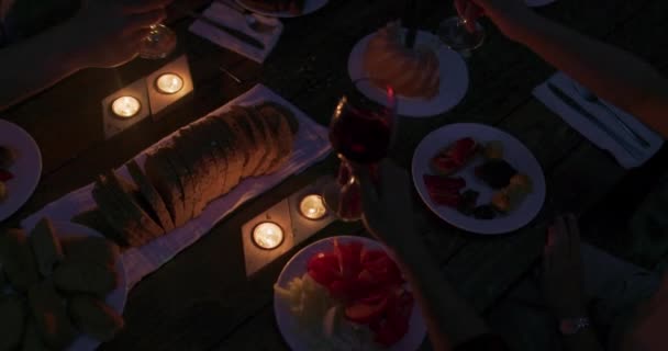 Amigos felices teniendo francés cena fiesta al aire libre — Vídeo de stock