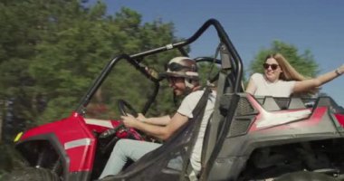 Genç arkadaşlar sabah güneşinde eğleniyorlar, hipsterlar macera arıyorlar.