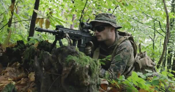Modern Krigföring Soldat Aktion Som Syftar Till Vapen Lasersikte Optik — Stockvideo