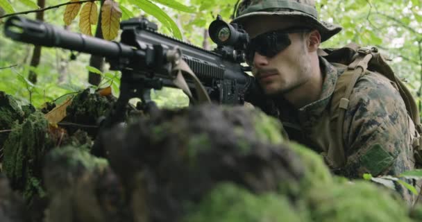 現代の戦闘兵士は戦闘位置におけるレーザー照準光を狙いつつ戦闘目標を探し — ストック動画