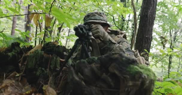 Soldado Guerra Moderna Acción Apuntando Óptica Láser Arma Posición Combate — Vídeos de Stock