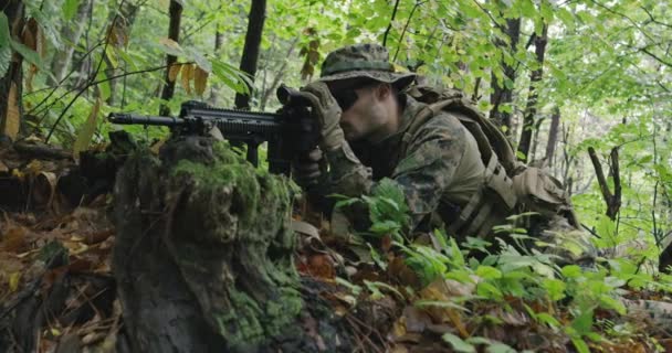 Soldado Guerra Moderna Acción Apuntando Óptica Láser Arma Posición Combate — Vídeos de Stock