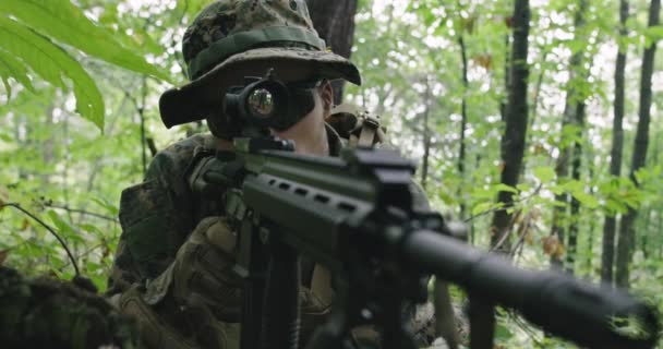Soldado Guerra Moderna Acción Apuntando Óptica Láser Arma Posición Combate — Vídeos de Stock