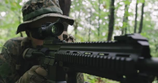 现役军人在作战中寻找目标时瞄准战斗位置上的激光光学武器 — 图库视频影像