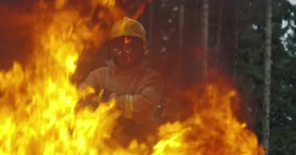 Пожарный Герой Действии Опасность Перепрыгивает Через Огонь Спасти Спасти — стоковое видео