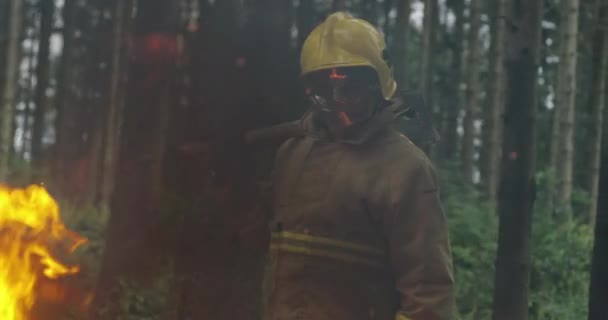 Feuerwehrmann Lebensgefahr Springt Über Feuerflamme Und Rettet Sich — Stockvideo