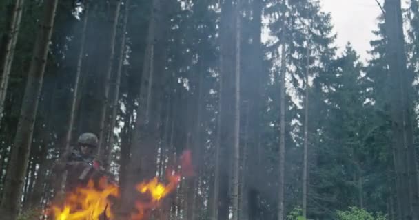 Ήρωας Πυροσβέστης Κίνδυνο Δράσης Άλμα Πάνω Από Φωτιά Φλόγα Για — Αρχείο Βίντεο