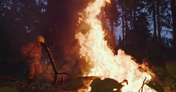 Hasič Hrdina Akci Nebezpečí Skákání Přes Oheň Plamen Zachránit Uložit — Stock video