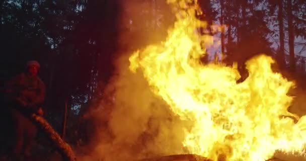 火の炎を飛び越えて救出するアクション危険性を持つ消防ヒーロー — ストック動画