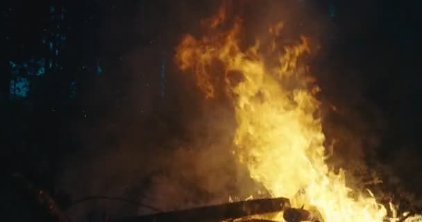 Strażak Bohater Akcji Niebezpieczeństwo Skacząc Nad Płomieniem Ognia Aby Uratować — Wideo stockowe