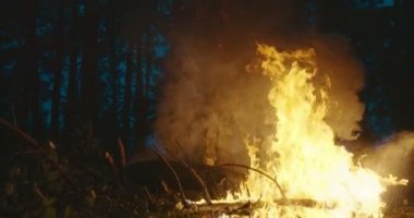 İtfaiyeci kahraman, yangın ateşinin üzerinden atlayıp kurtarma tehlikesiyle karşı karşıya.