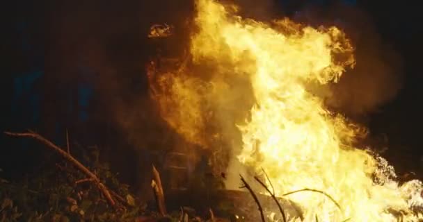 Herói Bombeiro Perigo Ação Pulando Sobre Chama Fogo Para Resgatar — Vídeo de Stock