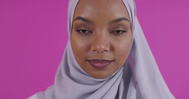 Mulher muçulmana africana faz oração tradicional a Deus — Vídeo de Stock