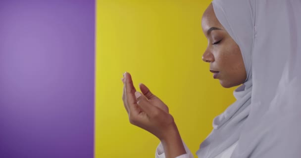 Afrikanische Muslimin betet traditionell zu Gott — Stockvideo