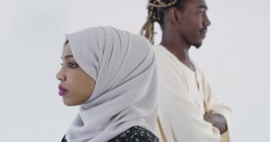Afrikalı çift evde Kuran okuyor.