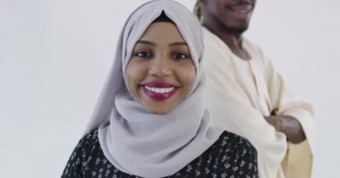 Afrikalı çift evde Kuran okuyor.