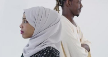 Afrikalı çift evde Kuran okuyor.