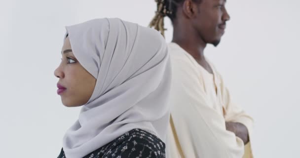 Africano pareja en casa lectura quran — Vídeos de Stock