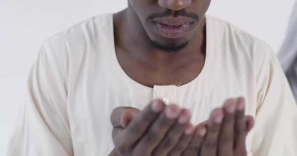 Africký muž modlit k Alláhovi — Stock video