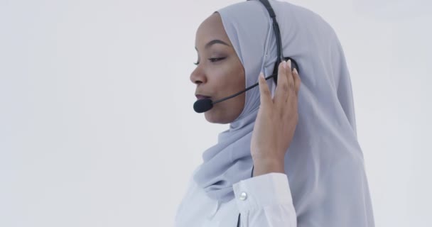 Afrykański klient przedstawiciel handlowy kobieta z słuchawką telefonu — Wideo stockowe