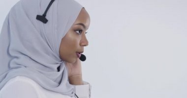 Afrikalı müşteri temsilcisi telefon kulaklığıyla iş kadını