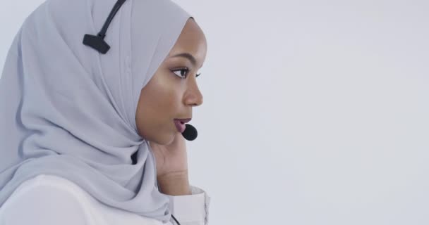 有电话头的非洲客户代表女商人 — 图库视频影像