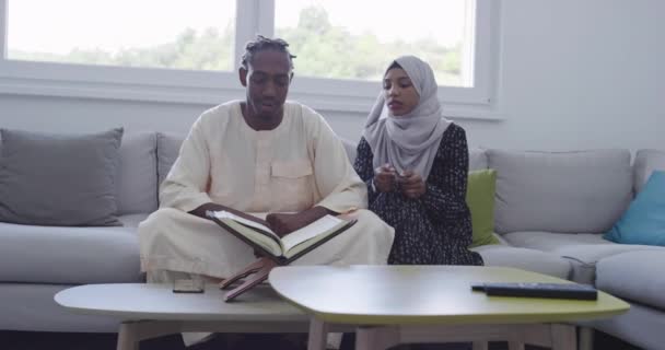 アフリカ人のカップルがクルアーンを読み — ストック動画