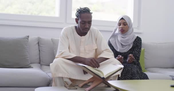 家里的一对非洲夫妇在看快报 — 图库视频影像