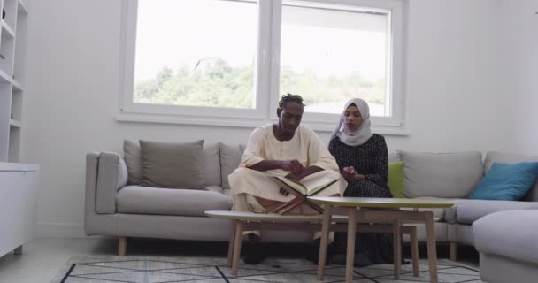 Casal africano em casa leitura Alcorão — Vídeo de Stock