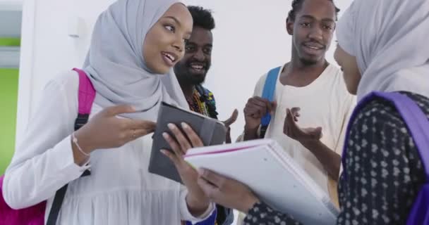 Afrikanska kvinnliga student med grupp vänner i bakgrunden bär traditionella islamiska hijab kläder — Stockvideo