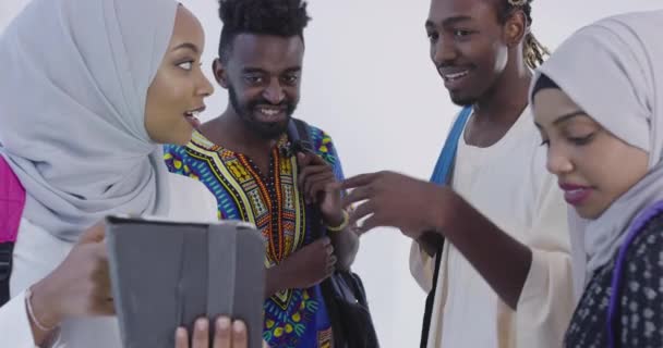 Estudante africana com grupo de amigos de fundo vestindo roupas tradicionais islâmicas hijab — Vídeo de Stock